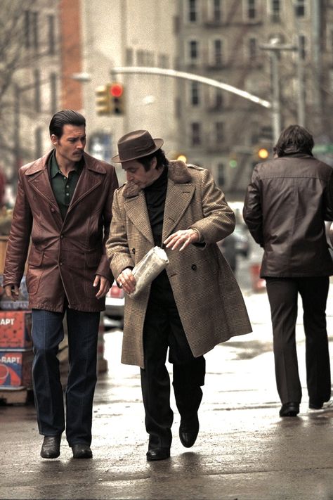 Johnny Depp & Al Pacino in Donnie Brasco - "Shave off that mustache and don't wear jeans, wear slacks" Good advice for anybody. Donnie Brasco, John Depp, Gangster Films, Gangster Movies, Photo Star, Wise Guys, Ingmar Bergman, The Best Films, Al Pacino