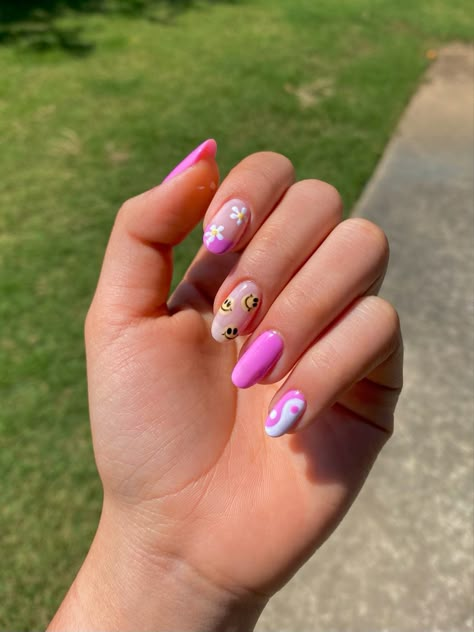 Nails With Faces Design, Smiley Face Flower Nails, Nails With Happy Face, Happy Nails Designs, Ying Yang Nail Art, Funky French Tip Nails, Smiley Nail Art, Happy Face Nails, Funky Summer Nails