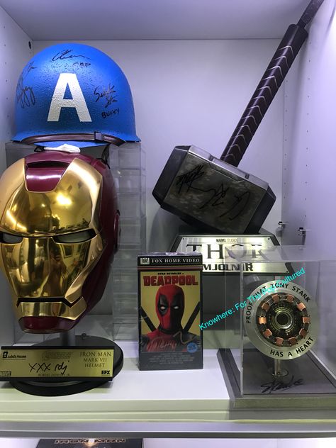 Marvel Props, Marvel Room Decor, Captain America Helmet, Marvel Decor, Prop Replicas, Marvel Room, Zimmer Diy, Nerd Room, Marvel Collection