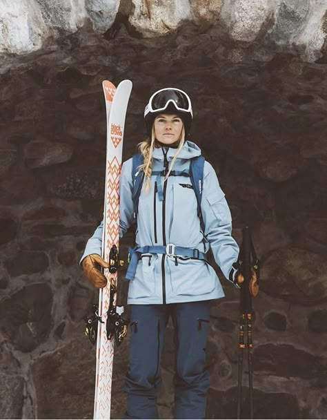 Skiing Senior Pictures, Touring Outfits, Ski Clothes Women, Winter Aesthetic Photos, Snowboard Fit, Ski Hairstyle, Utah Ski Trip, Colorado Fits, Mode Au Ski