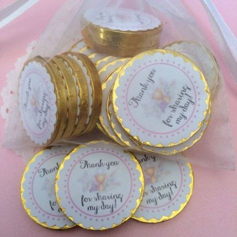 bolos para bautizo con monedas de chocolate First Holy Communion Cake, Holy Communion Cakes, Christmas Treats For Gifts, First Communion Decorations, Communion Decorations, Communion Favors, Communion Cakes, Chocolate Coins, Diy Gift Set