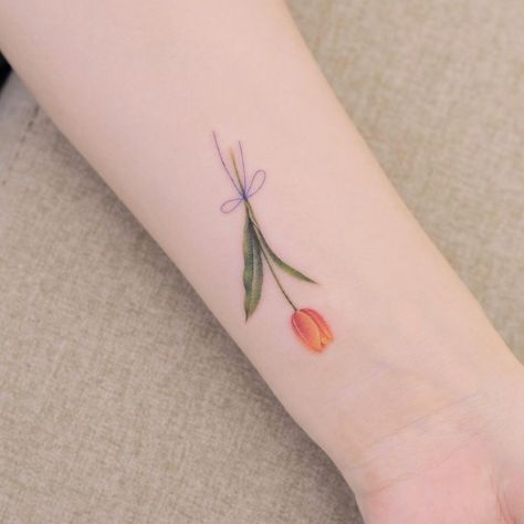 Tattoos Tulip, Siyeon Tattoo, Inside Ankle Tattoos, Tattoos On Back, Colour Tattoo For Women, Flowers Tattoos, 50 Tattoo, Small Tattoos For Women, Cute Tattoos On Wrist