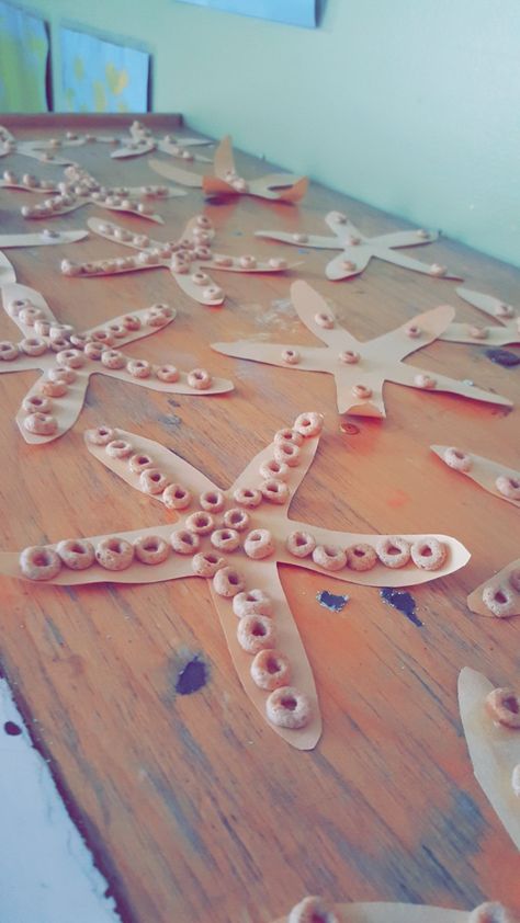 preschool summer/ocean theme... glue cheerios on a starfish cutout! Starfish Cutout, Ocean Kids Crafts, Ocean Theme Preschool, Under The Sea Crafts, Summer Preschool, Ocean Kids, Vbs Crafts, Sea Crafts, Daycare Activities