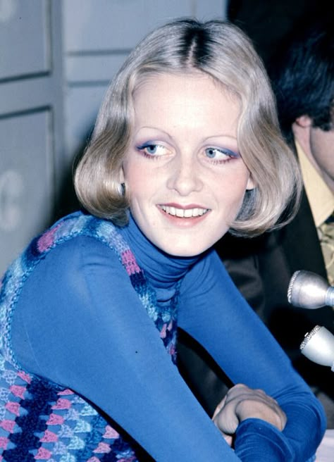 Twiggy Long Hair, Twiggy Haircut, Twiggy Hair, Twiggy Lawson, Long Natural Curls, Crimped Waves, Twiggy Fashion, Iconic Hairstyles, 60s Makeup