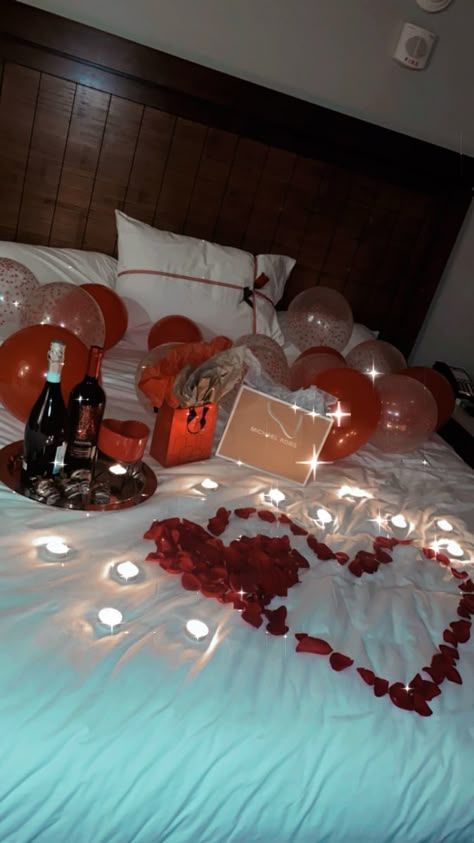 Husband Birthday Decorations, Valentine Hotel, Bedroom Romance, Valentine Bedroom Decor, Romantic Hotel Rooms, Valentines Bedroom, Romantic Dinner Decoration, Romantic Room Surprise, Surprise For Girlfriend