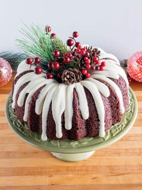 Bundt Cake Christmas Decorations, Christmas Chocolate Bundt Cake, Christmas Bunt Cakes Holiday Desserts, Xmas Bundt Cake, Bundt Cakes For Christmas, Cakes For Christmas Dinner, Holiday Desserts Christmas Elegant, Festive Bundt Cake, How To Decorate Bundt Cakes