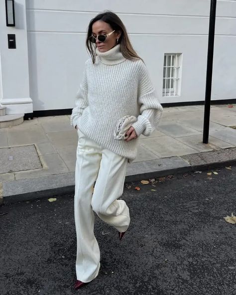 25 Casual Winter Outfits You'll Love 2024 Ivory Sweater Outfit, Roll Neck Sweater Outfit, Tonal Dressing, Aesthetic Winter Outfits, Executive Fashion, Cozy Coats, Fashion Forecasting, Aesthetic Winter, Metallic Skirt