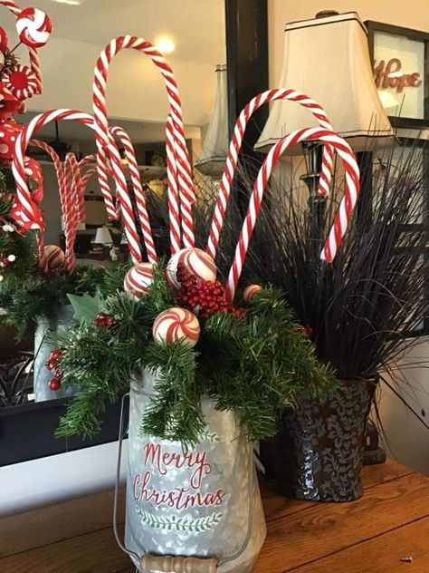 Decorating With Candy Canes, Candy Cane Door Decoration, Christmas Table Decorations Diy, Xmas Centerpieces, Diy Christmas Garland, Candy Christmas Decorations, Christmas Centerpieces Diy, Christmas Floral Arrangements, Easy Christmas Decorations