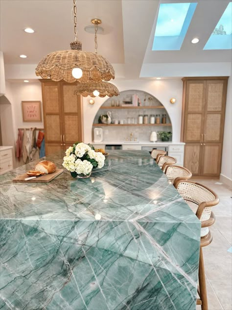 Green Marble Kitchen Countertops, Green Marble Kitchen, Marble Kitchen Countertops, Cozy Porch, Accent Wall In Kitchen, Decor Kitchen Ideas, Vintage Apartment, Kitchen Styles, Cheap Backyard