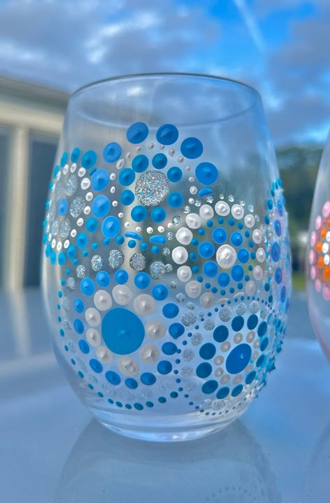 Verre design pois - Etsy Canada Glasses Painting Designs, Water Glass Painting Ideas, Glass Painting Designs Easy, Painting Wine Glasses Ideas, Painted Wine Glasses Ideas Simple, Painting Glass, Glass Painting Ideas, Painted Glass, Wine Glass Painting Ideas Easy