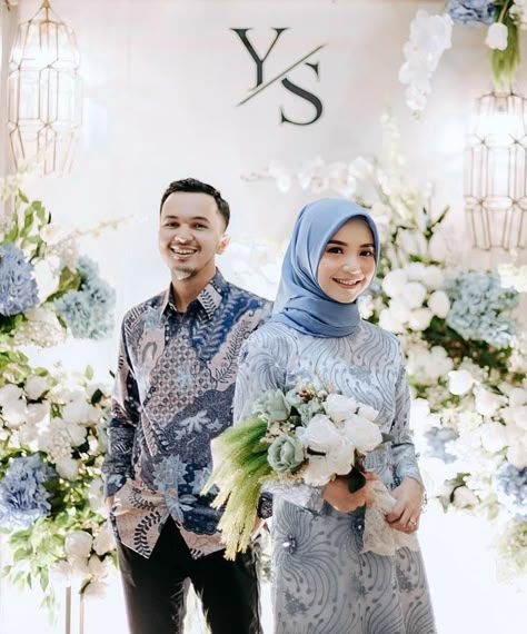 Pose Lamaran Engagement, Pose Foto Lamaran, Pelamin Pose, Pose Tunangan, Foto Engagement, Pose Lamaran, Lamaran Engagement, Engagement Party Photo Ideas, Pose Prewedding