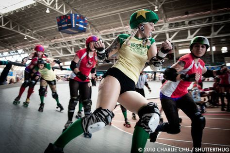 Roller derby Motion Poses, Quad Skating, Sports Branding, Fitness Vision Board, Skating Aesthetic, Sport Branding, Derby Girl, Quad Skates, Roller Girl