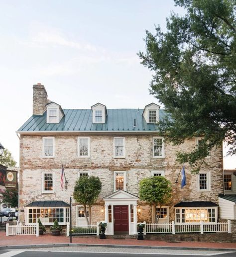 The Red Fox Inn & Tavern is tucked away in the beautiful village of Middleburg, where it's served many a traveler since it opened its doors in 1728. Victor Barbone, Fairfax Virginia, Awesome Houses, Catch Flights, Vintage Homes, Virginia Travel, Usa Trip, Retro Diner, Romantic Retreat