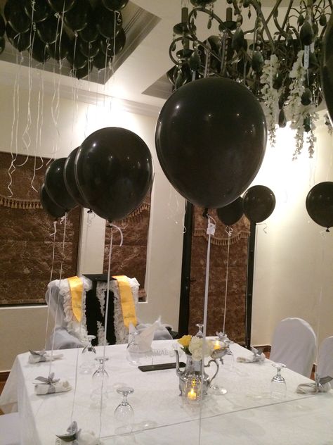 Black and white graduation party decorated with black balloons All Black Graduation Party, Black Grad Party, Black And White Graduation Party, White Graduation Party, Boys Graduation Party, Grad Party Theme, Grad Party Inspo, Grad Decor, College Grad Party