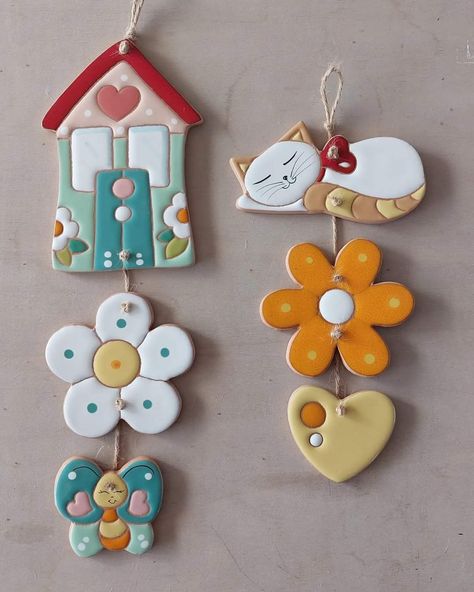 Clay Mobile Diy, Diy Clay Wall Hanging, Clay Wall Hanging, Clay Christmas Decorations, Handmade Christmas Crafts, Clay Wall Art, Clay Crafts Air Dry, Clay Pot Crafts, Polymer Clay Diy