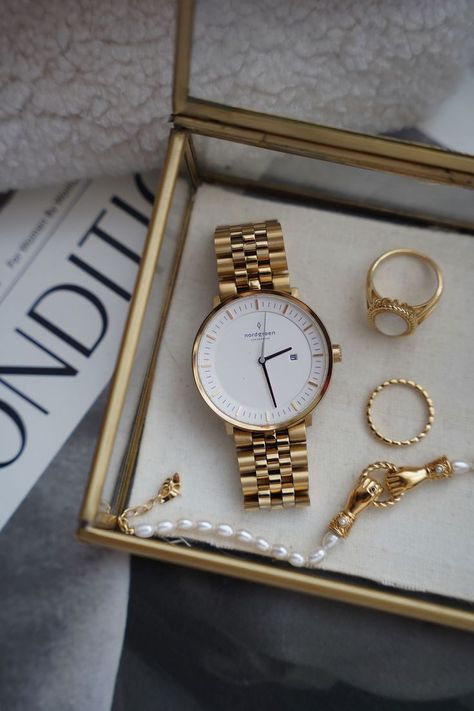 Women Watches Classy, Jewelry Photography Tutorial, Elegant Watches Women, Cartier Watches Women, Watches Women Simple, Jewelry Mood Board, Watch Photography, A Daily Routine, Trendy Watches