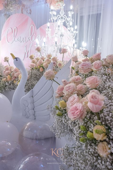 Swan Theme Baby Shower Ideas, Swan Birthday Theme, Swan 1st Birthday Party, Swan Themed Wedding, Swan Theme Birthday Party, Swan First Birthday Photoshoot, Swan Baby Shower Ideas, Swan Decorations Party, Swan Princess First Birthday Party