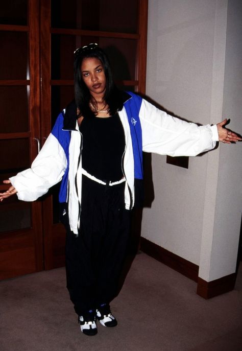 Aaliyah 90s Hip Hop Outfits, Aaliyah Outfits, Black 90s Fashion, Looks Hip Hop, Aaliyah Dana Haughton, Aaliyah Style, 90s Inspired Outfits, Aaliyah Haughton, 90s Hip Hop Fashion