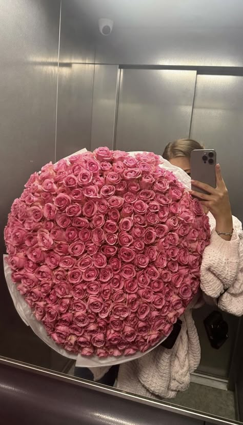 Roses Pink Aesthetic, Big Pink Flower Bouquet, Huge Bouquet Of Roses, 100 Flowers Bouquets, Huge Rose Bouquet, Flower Pictures Photography, Giant Flower Bouquet, Huge Flower Bouquet, Flowers With A Note