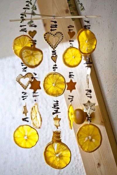 Dishfunctional Designs: Dried Citrus Slices In Christmas Garlands & Home Decor Natal Natural, Navidad Natural, Jul Diy, Natural Christmas Decor, Dried Oranges, Sukkot, Autumn Decorating, Navidad Diy, Natural Christmas