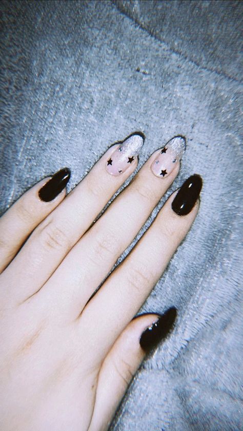 Black Nails Ideas Glitter, Nail With Stars, Black Stars Nails, Nails Stars Design, Black Nail Glitter, Stars On Nails, Nail Inspo Glitter, Black Nails Glitter, Black Nails Aesthetic