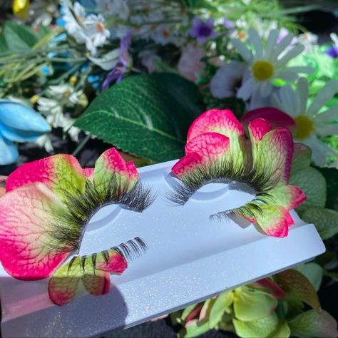 Flower Petal Eyelashes, Flower Eyelashes, Fenty Fashion Show, Fenty Fashion, Nude Eye Makeup, Fair Outfit, Spring Shoot, Audrey Ii, Halloween Parejas