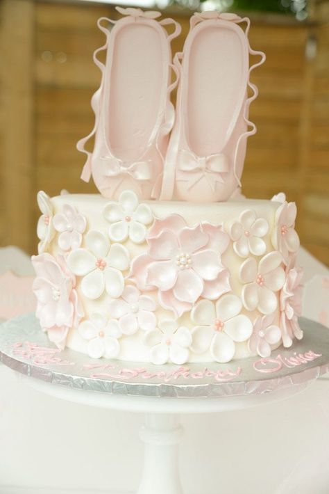 Princess Ballerina Birthday Party on Pretty My Party Ballerina Birthday Outfit, Ballet Birthday Cakes, Ballerina Baby Shower Theme, Lake Birthday Party, Birthday Parties For Girls, Ballerina Birthday Cake, Ballerina Party Ideas, Barbie Nutcracker, Birthday Outfit Pink