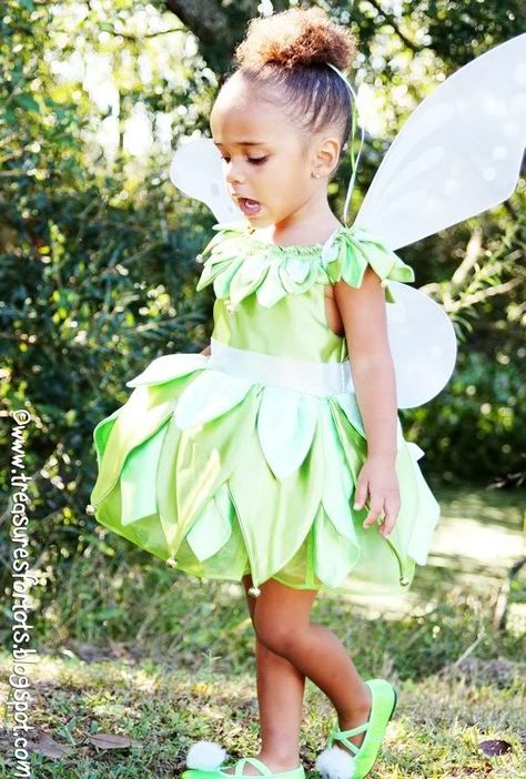 tinkerbell homemade costume | POST-IT-NOTE : Check out this easy and darling DIY Tinkerbell costume ... Fantasia Tinker Bell, Diy Tinkerbell Costume, Tinkerbell Shoes, Tinkerbell Costume, Tinker Bell Costume, Princesa Tiana, Peter Pan And Tinkerbell, Tinkerbell Party, Homemade Costume