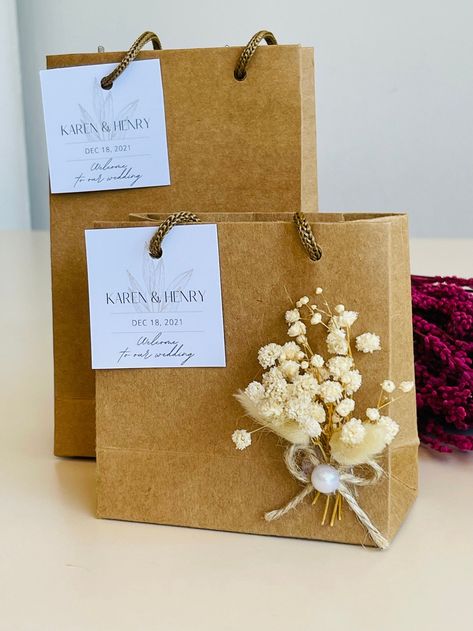 Welcome Bags For Wedding Guests, Flower Bags, Bohemian Baby Shower, Personalized Bags, Welcome Bag, Gift Wrapping Inspiration, Personalized Gift Bags, Floral Arrangements Diy, Wedding Gift Bags