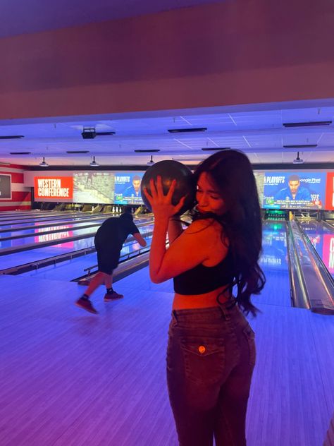 Arcade Outfit Ideas Summer, Bowling Pics Aesthetic, Arcade Outfit Ideas Date, Arcade Photo Ideas, Bowling Picture Ideas, Aesthetic Bowling Pictures, Summer Bowling Outfit, Bowling Instagram Story, Bowling Pictures Instagram