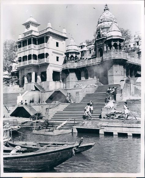 Manikarnika Ghat Varanasi 1952 Banaras Ghat, Manikarnika Ghat, Indian Photos, Colonial India, Dotted Drawings, Indian Horses, City Sketch, Watercolor City, Hindu Statues