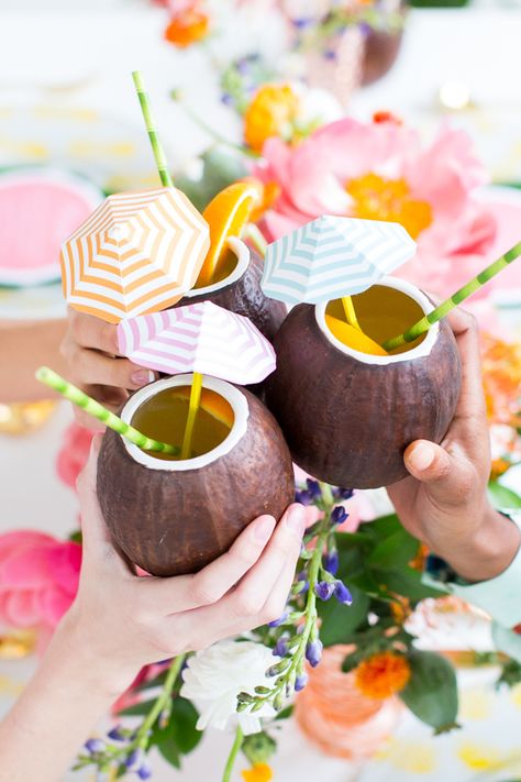 Coconut Cups Party, Coconut Party, Spring Break Party, Tropical Birthday Party, Coconut Cups, Coconut Bowls, Diy Retro, Tropical Bridal Showers, Fiesta Tropical