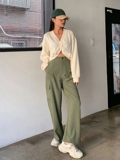 Tops For Green Pants, Green Cargo Pants Women Outfit Ideas, Sage Green Casual Outfit, Linen Olive Pants Outfit, Safe Green Pants Outfit, Style With Green Pants, How To Style Mint Green Pants, Sage Cargo Pants, Mint Green Cargo Pants Outfit