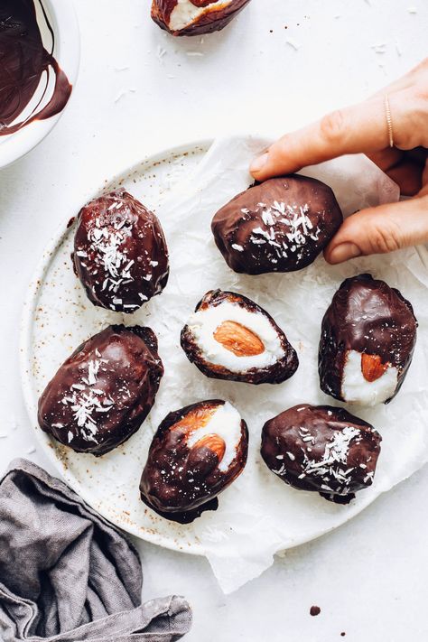 INCREDIBLE Almond Joy Stuffed Dates! Chocolatey, nutty, & just 6 ingredients required! #minimalistbaker #recipe #plantbased #almondjoy #dates Almond Joys, Stuffed Dates, Minimalist Baker, Vegan Dark Chocolate, Date Recipes, Desserts Vegan, Almond Joy, Medjool Dates, Party Recipes