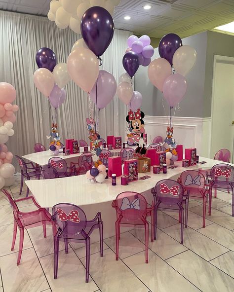 Minnie Mouse Kids Table, Birthday Party Ideas Table Decorations, Red Birthday Party Ideas, Minnie Mouse Theme Party, Red Birthday Party, Minnie Mouse Red, Minnie Mouse 1st Birthday, Red Birthday, Minnie Mouse Theme