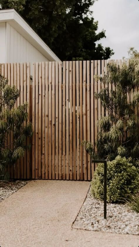 Japandi Front Yard, Fenced Front Yard Ideas, Front Garden Privacy Ideas, Scandinavian Fence, Front House Fence Ideas, Vertical Slat Fence, Front Garden Fence Ideas, Outdoor Fence Ideas, Fenced Front Yard