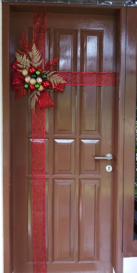 Christmas Door Decorations Indoor, Christmas Doorway Decorations Indoor, Chrismast Decoration Ideas, Christmas Decorations Centerpiece, Christmas Decorations Apartment, Diy Christmas Ornament, Christmas Dining Table, Christmas Decor Inspiration, Easy Christmas Decorations