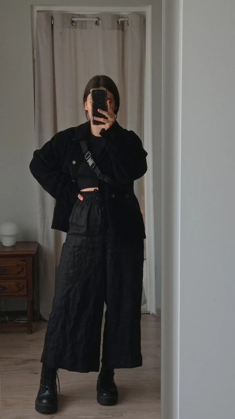 Black Flowy Outfit, Baggy Oversized Outfit, Black Pants And Boots Outfit, Oversized Black Cardigan Outfit, Oversized Black Outfit, Oversize Outfit Ideas, Cosmetology School Outfits Black, Baggy Goth Outfit, Baggy Black Pants Outfit