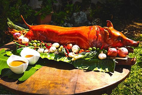 Lechon Baboy Filipino Food, Fiesta Theme Party Decorations, Types Of Sausage, Filipino Street Food, Fried Bananas, Pig Roast, Fiesta Theme, Spanish Dishes, Roast Duck