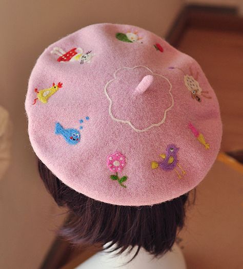 Wool needle felted  Beret. Needle Felt On Clothes, Felt Beret Diy, Beret Diy, Felted Beret, Cute Beret, Flower Candy, Felt Beret, Pink Beret, Floral Furniture