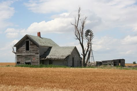 An abandoned farmhouse in northern Graham County, Kansas. Photo by Neil Croxton Kansas Farmhouse, Farm Scenery, Abandoned Farmhouse, Farmhouse Pictures, Hut House, Creepy Houses, Old Abandoned Houses, Farm Houses, Fine Art Landscape Photography