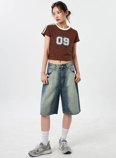 Stars Converse, Soft Streetwear, Female Clothes Outfits, School Material, Bermuda Pants, School Look, Simple Style Outfits, Downtown Outfits, Stylish Women Fashion