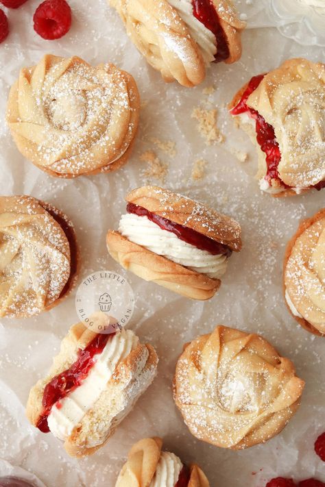 Vegan Viennese whirl biscuits with jam and cream Viennese Whirls, Vegan Christmas Cookies, Vegan Pastries, Vegan Baking Recipes, Vegan Christmas Recipes, Vegan Cookies Recipes, Vegan Bakery, Vegan Christmas, Vegan Dessert Recipes