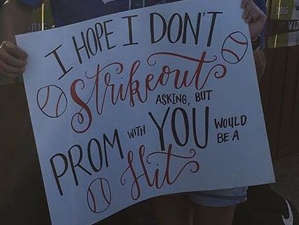 Omf if someone does this for me at a softball game I will cry. Softball Promposal, Baseball Promposal, Sadie Hawkins Proposals, Creative Prom Proposal Ideas, Sadies Proposal, Sadies Dance, Sadie Hawkins Dance, Prom Invites, School Dance Ideas