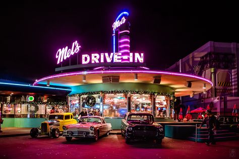 https://flic.kr/p/C5rzSv | Mel’s Drive-In at Universal Studios [Explored] | Mel’s Drive-In is an American restaurant chain founded in 1947 by Mel Weiss and Harold Dobbs in San Francisco, California.  In 1972, the restaurant was selected as a feature location by George Lucas for his 1973 film American Graffiti.  Universal Studios built a replica of “Mel’s Drive-In” on its lot, pursuant to the restaurant being used in American Graffiti – this amusement attraction also served as a gift shop for... Sunset Restaurant, Diner Aesthetic, 60s Aesthetic, Vintage Auto's, 50s Diner, Vintage Diner, American Graffiti, Retro Diner, American Diner