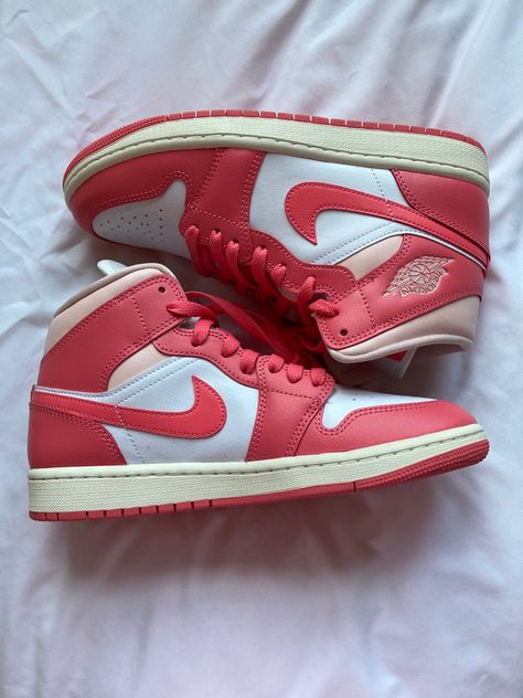 Jordans Astethic, Pink Jordan Aesthetic, Jordan Digital Pink, Aesthetic Air Jordan Pics, Jordan 1 Atmosphere Pink, Jordans Aesthetic, Mid Jordan 1, Cute Converse, Nike Jordan Retro