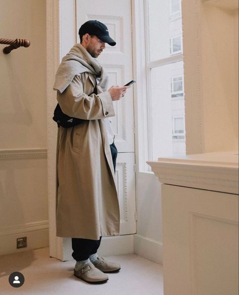 Guy In Trenchcoat, Daniel Simmons, Men's Street Fashion, Trench Outfit, Coat For Men, Trench Coat Style, Mens Trendy Outfits, Men Stylish Dress, Fall Outfits Men