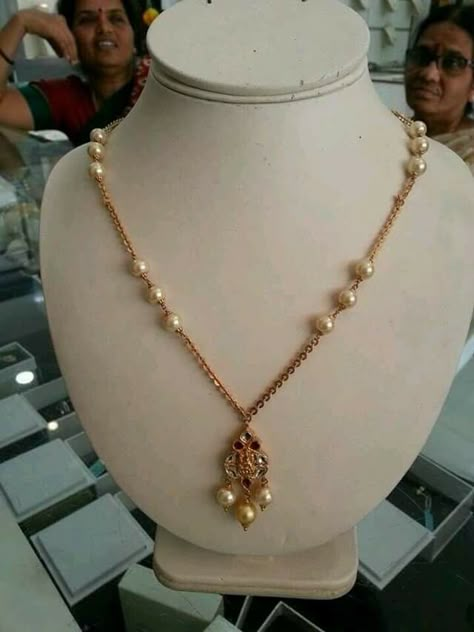 Simple Pearl Chain Gold, Jewelry Patterns Gold Necklace, Jewelry Patterns Gold, Pearl Chain Designs In Gold, Pearl Chain With Pendant, Pearl And Gold Necklace, Pearl Gold Chain, Gold Pearl Jewelry, Simple Pendant