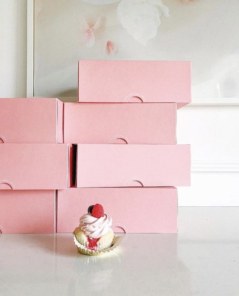 Bakery Business 101: Packaging: https://jennaraecakes.com/bakery-business-101-packaging/ Decorated Cookies Packaging, Bakery Boxes Packaging Ideas, Bakery Box Packaging Design, Bakery Box Design, Pink Bakery Packaging, Bakery Branding Packaging, Cute Cake Box Packaging, Pastry Branding, Cake Slice Packaging