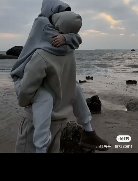 No Face Couple Photos, No Face Couple, Couple Embrace, Behind Blue Eyes, 사진 촬영 포즈, Dream Relationship, Girlfriend Goals, Couples Vibe, Couple Selfies